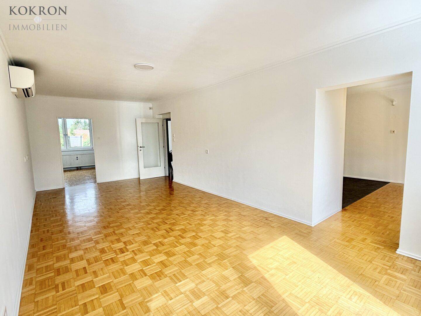 Klimatisiertes Wohnzimmer, Zugang zum Esszimmer mit Platz für die Küche