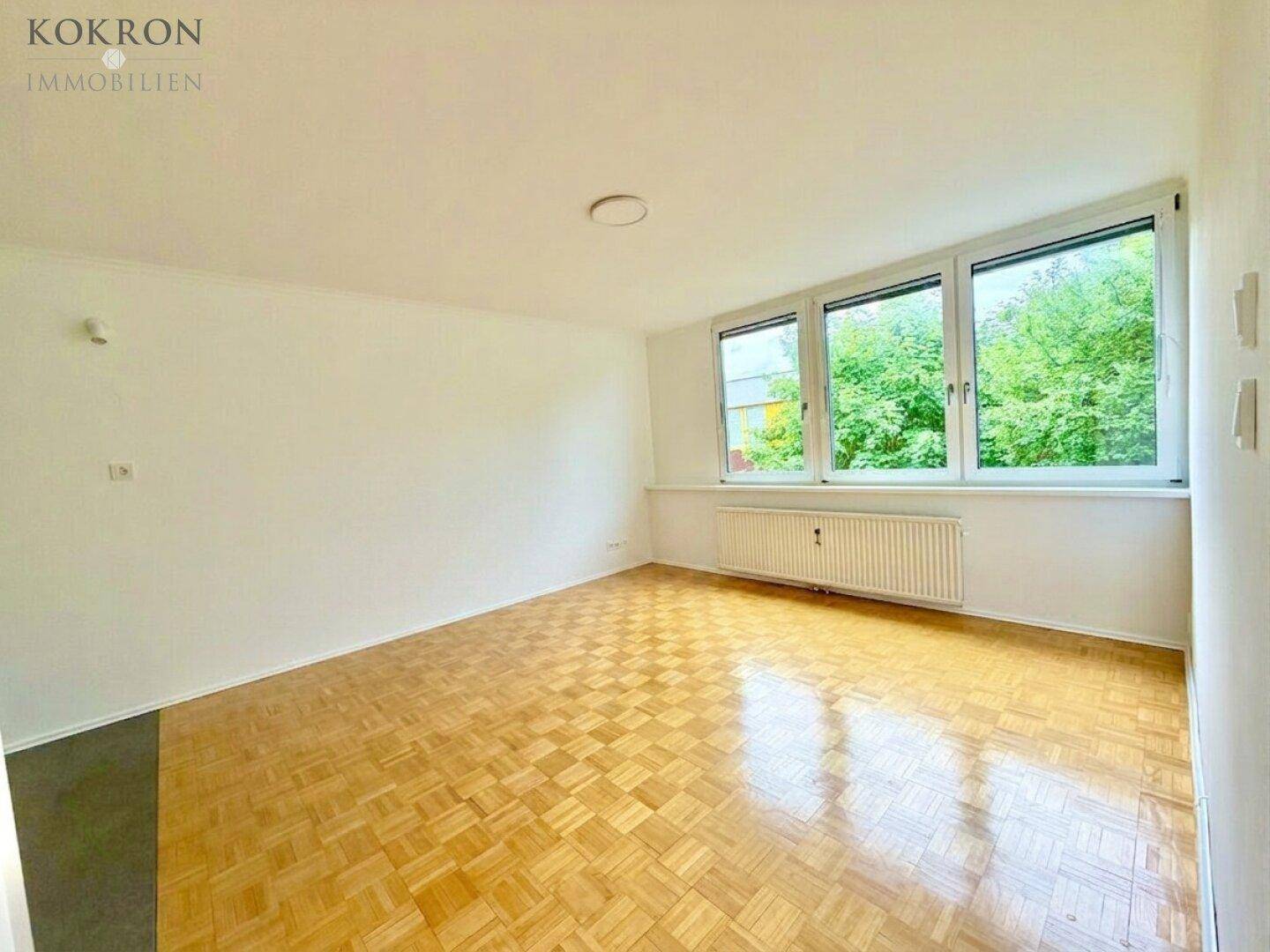 Großzügiges Esszimmer mit Grünblick