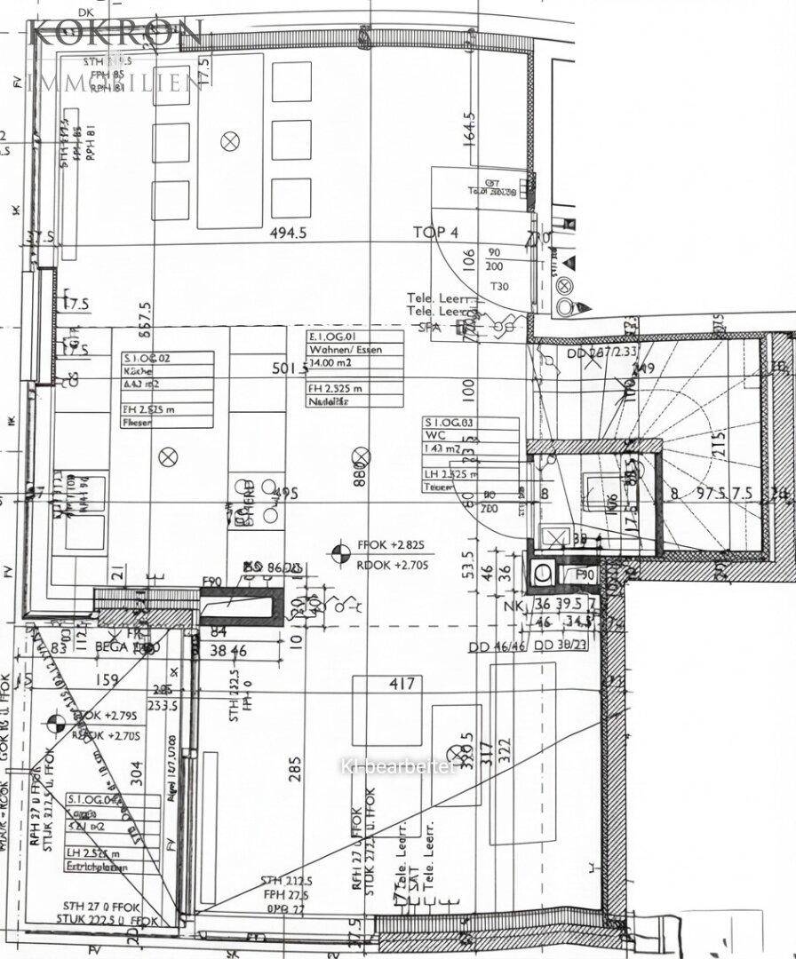 Grundriss des Obergeschosses mit offenem Wohn-Essbereich, Küche und Zugang zum Balkon.