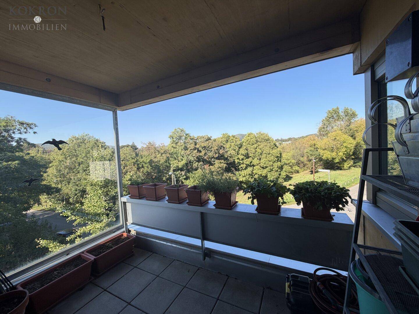 Geräumiger Balkon mit weitem Blick ins Grüne und auf die umliegende Landschaft, ideal zum Entspannen.