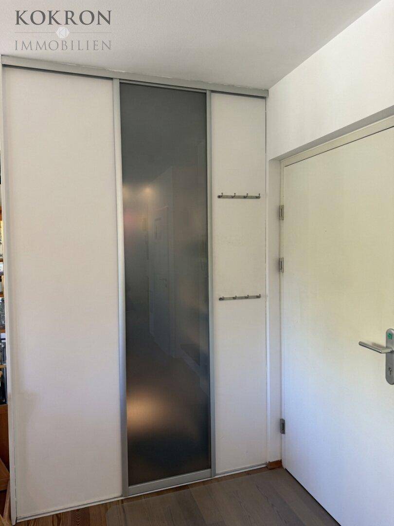 Heller Eingangsbereich mit praktischen Einbauschränken und Schiebetüren, bietet viel Stauraum.