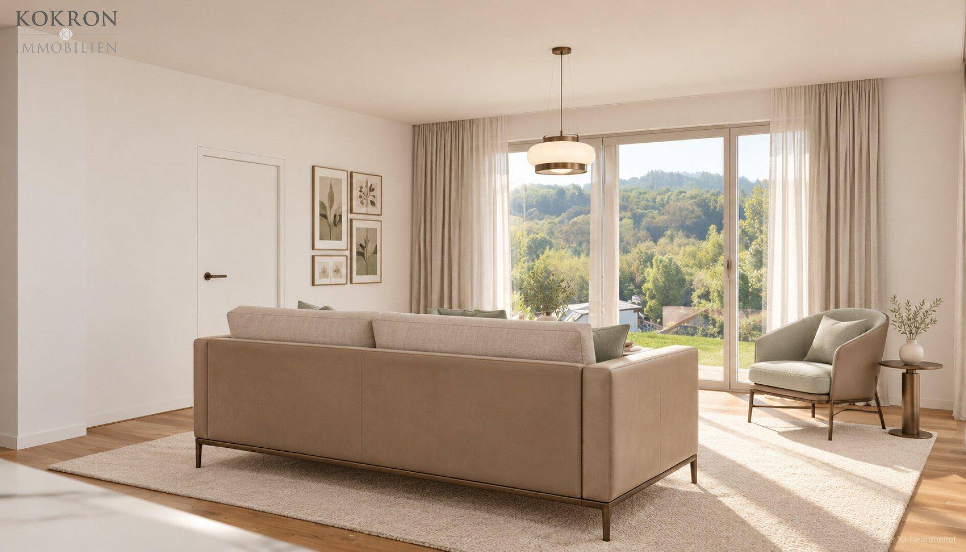 Gemütliches Wohnzimmer mit beigem Sofa und großen Fenstern, die einen weiten Blick ins Grüne bieten.