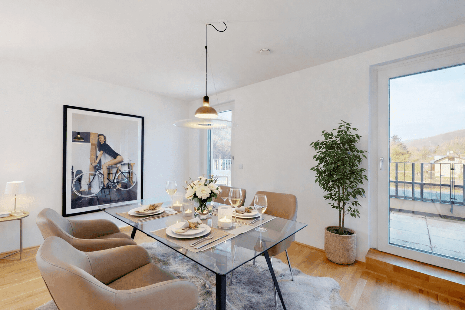 Eleganter Essbereich mit Glastisch, modernen Stühlen und Zugang zu einer Terrasse.