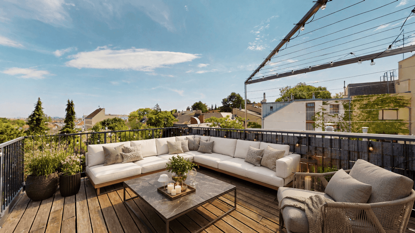 Luxuriöse Dachterrasse mit bequemen Loungemöbeln, Holzboden und Panoramablick über die Stadt.