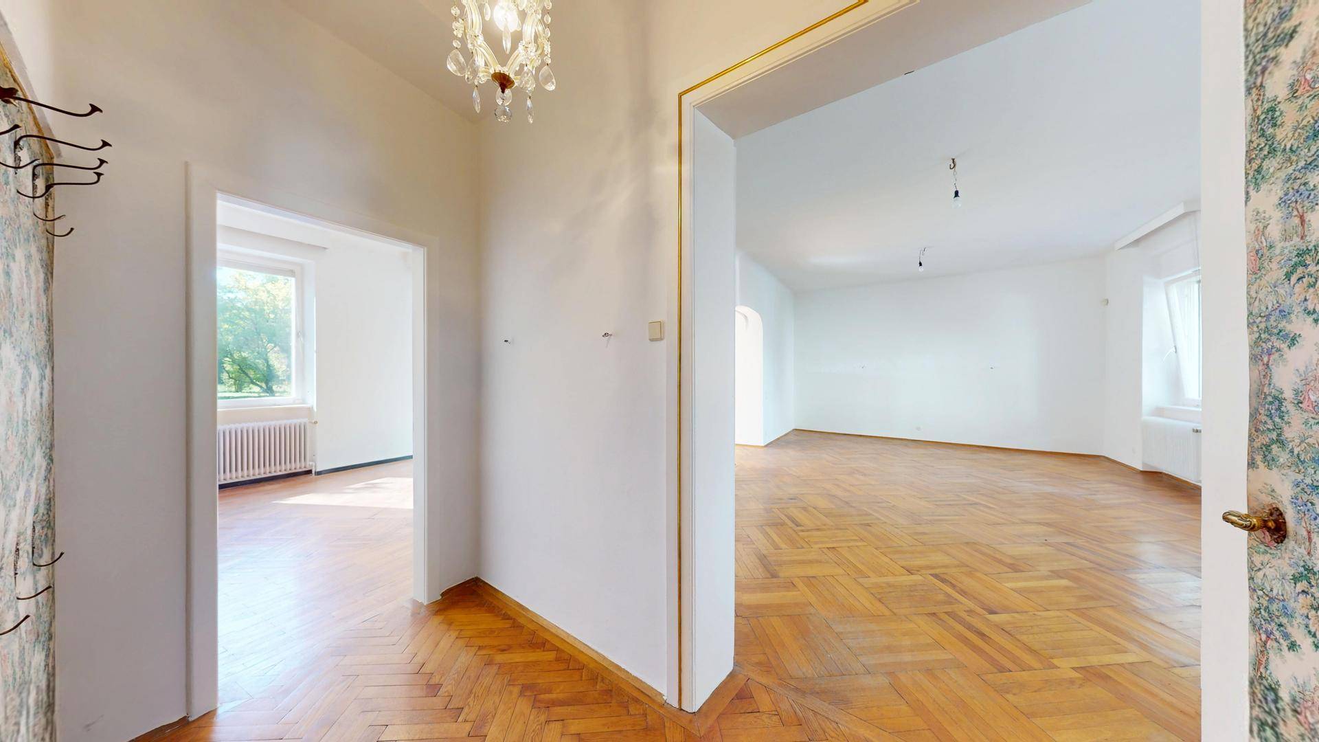 Heller Flur mit Parkettboden und Blick in angrenzende Zimmer, ideal für eine offene Raumgestaltung.