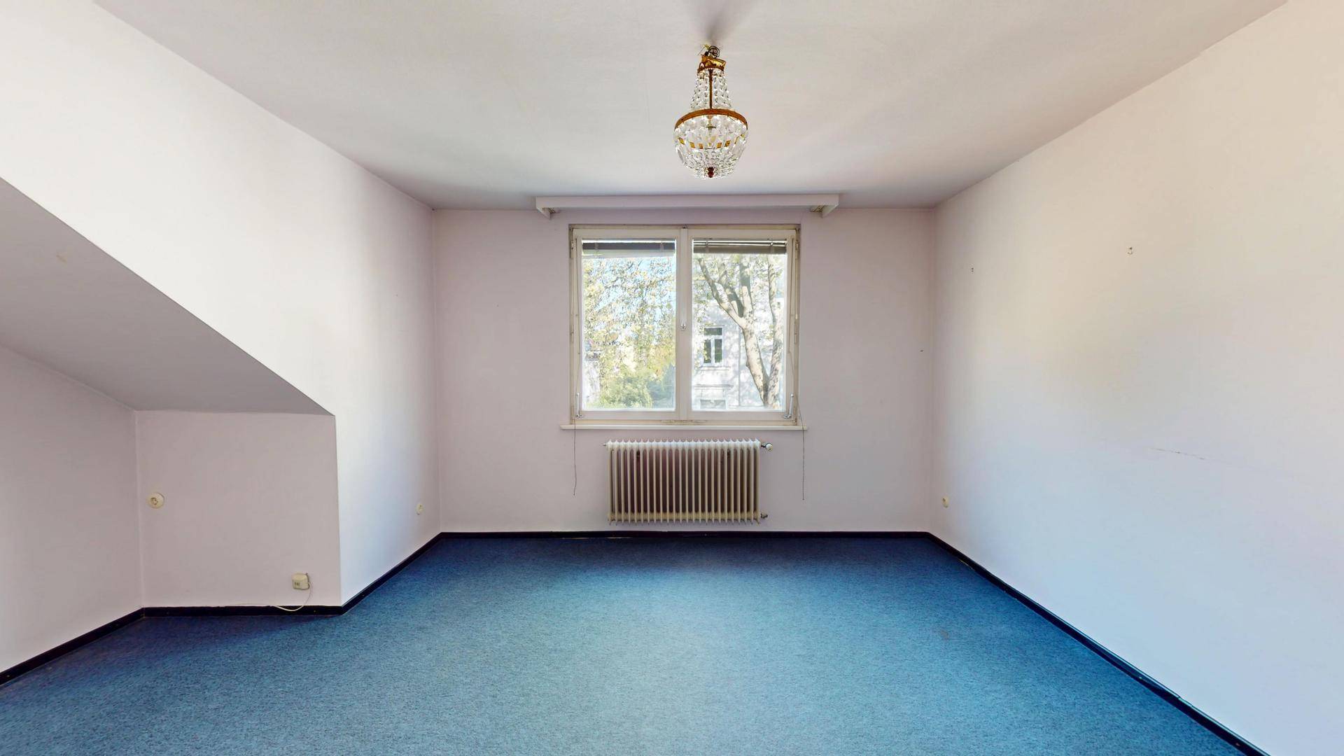 Geräumiges Zimmer mit Teppichboden und Fenster, ideal als Schlafzimmer oder Hobbyraum im Obergeschoss.