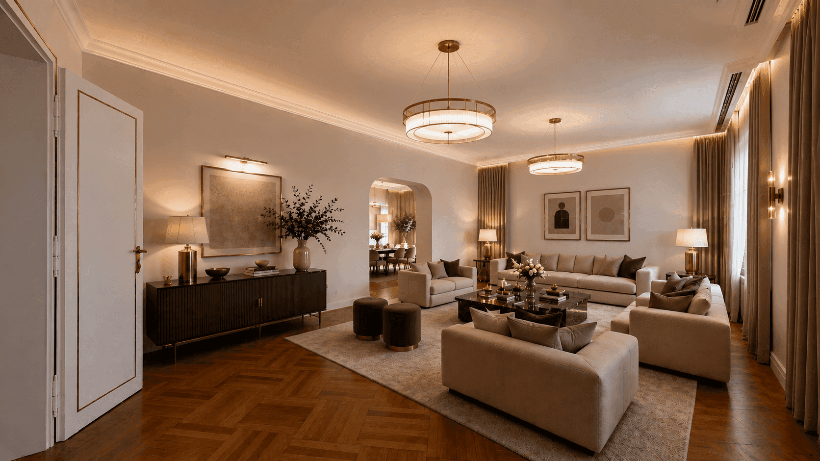 Großzügiges Wohnzimmer mit eleganten Möbeln, Parkettboden und indirekter Beleuchtung, die eine gemütliche Atmosphäre schafft.