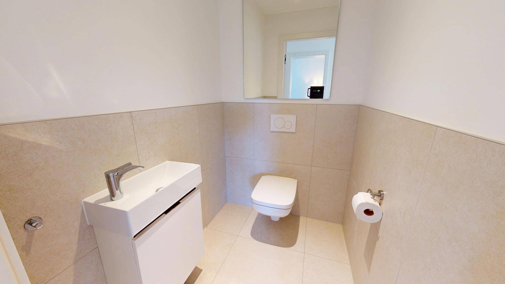 Modernes Gäste-WC mit Wand-WC, kleinem Waschbecken und Fliesenboden.