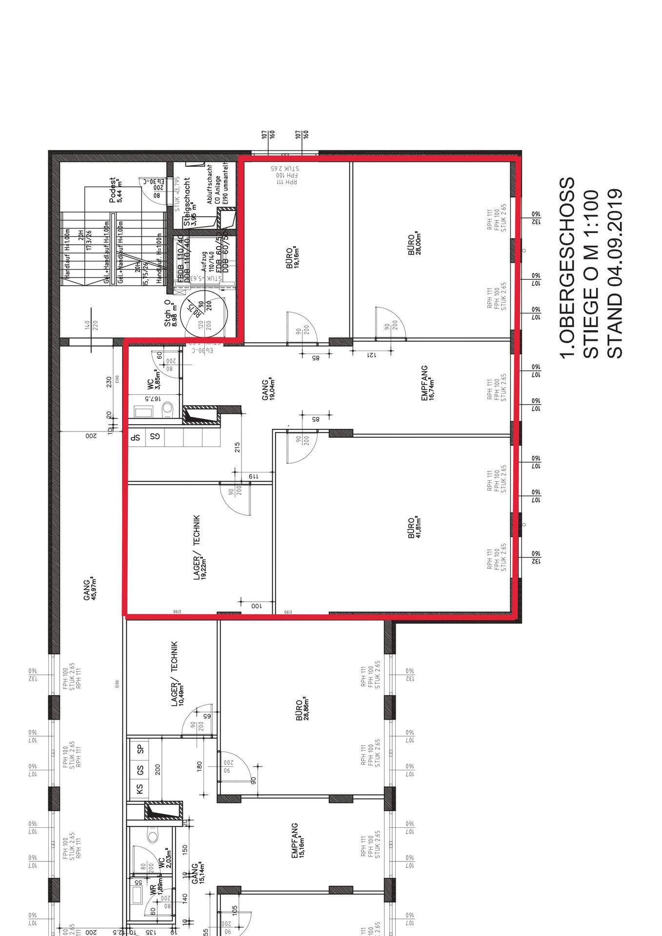 Grundriss des 1. Obergeschosses mit mehreren Büroräumen, Empfangsbereich und Sanitäranlagen, übersichtlich dargestellt.