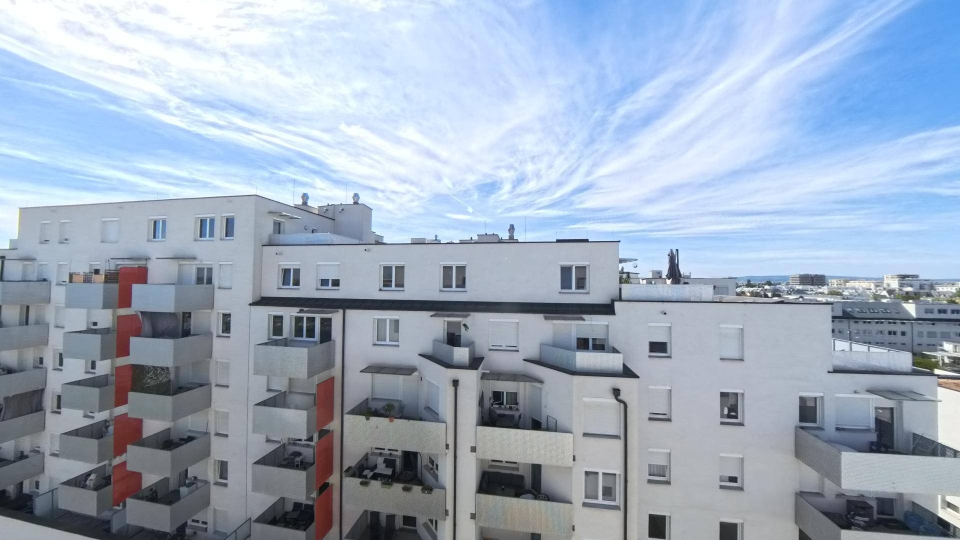 Überblick über eine moderne Wohnsiedlung mit zahlreichen Balkonen und Flachdächern.