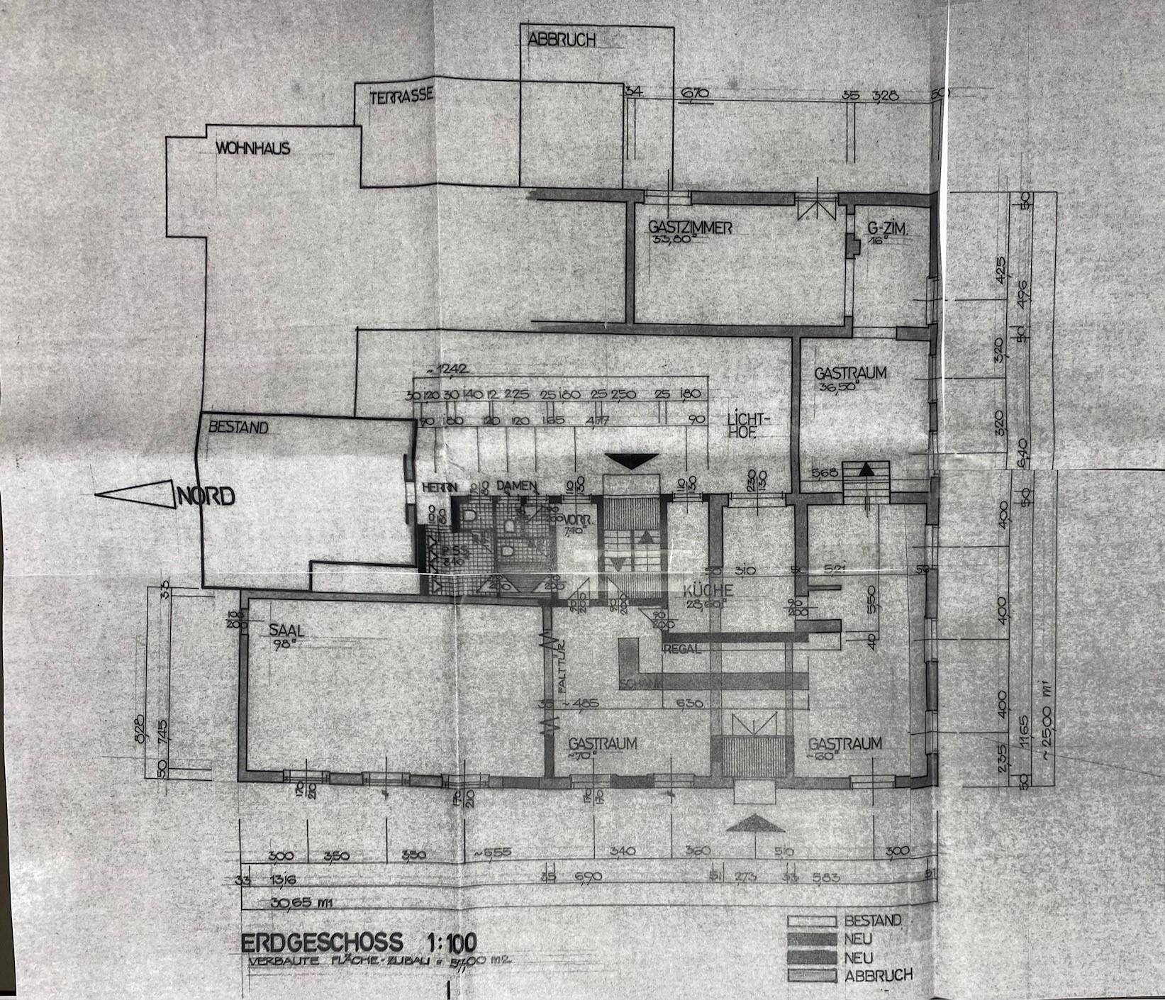 Grundriss des Erdgeschosses mit Saal, Küche und Gasträumen, inklusive Nordausrichtung.