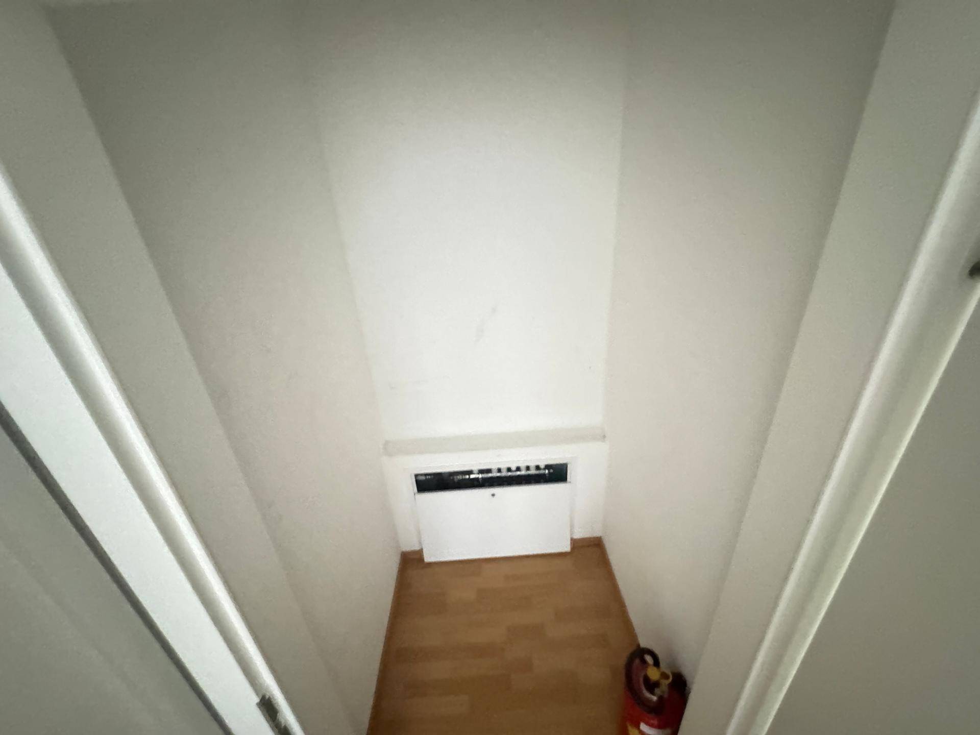 Kleiner Abstellraum mit Sicherungskasten und Feuerlöscher.