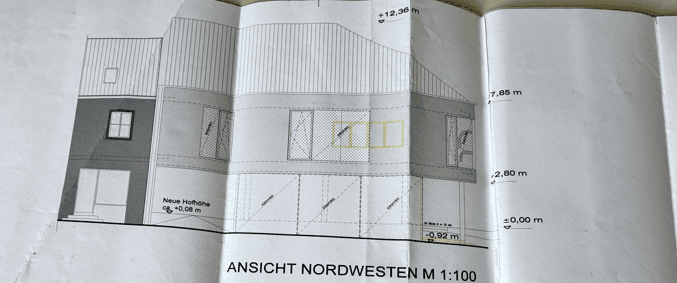 Nordwestliche Ansicht des Gebäudes mit Fassadendetails und Fensteranordnung.