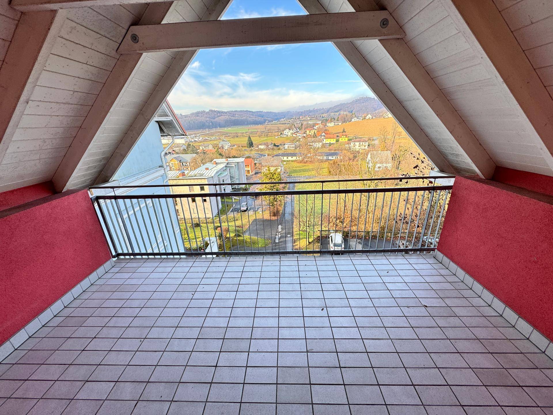 Großer Balkon mit einzigartiger Dachkonstruktion und weitem Panoramablick über die Umgebung.