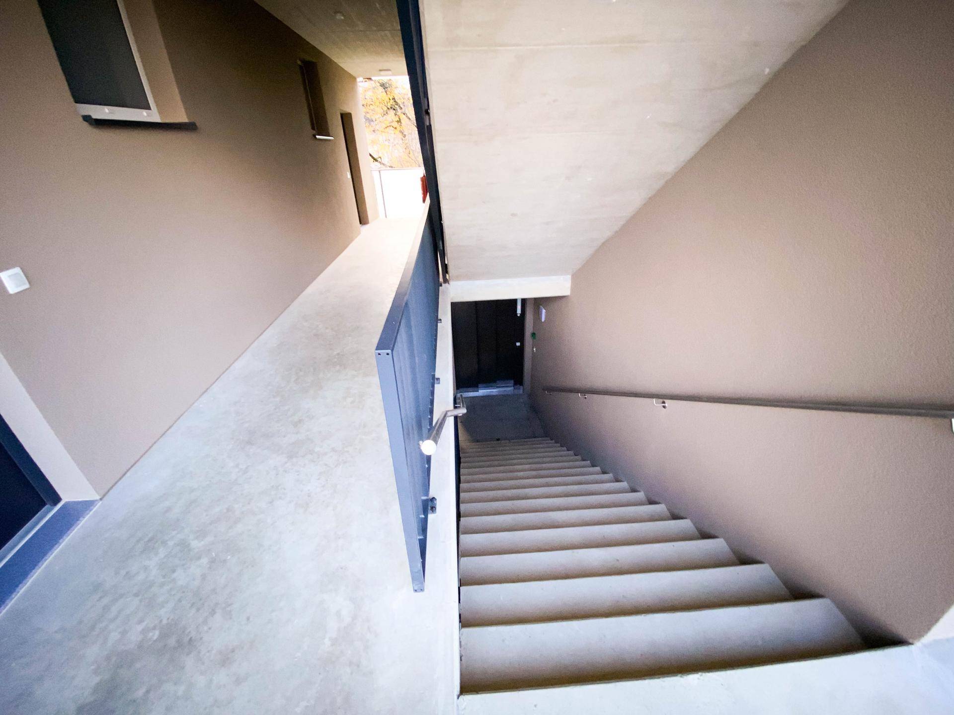 Treppenhaus mit schlichtem Design und Handlauf, das die verschiedenen Etagen verbindet.