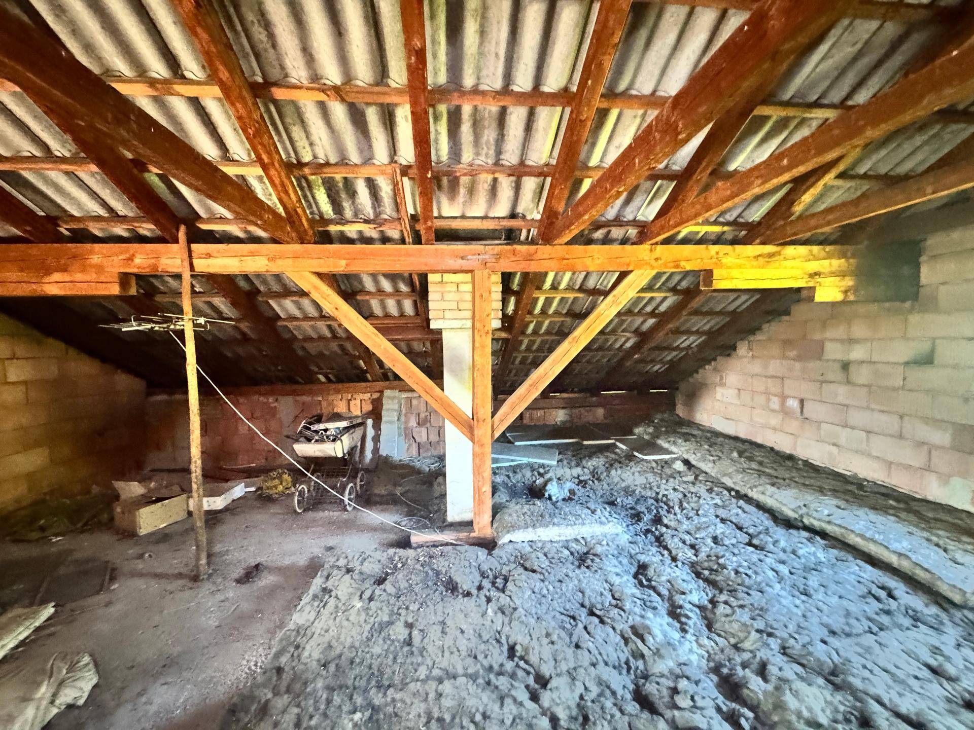 Weiterer Blick in den Dachboden mit Holzbalken und Isolierung, ideal für zukünftige Erweiterungen.