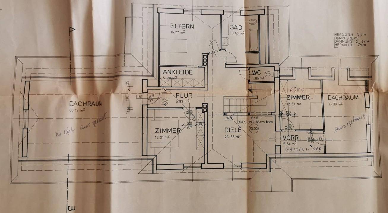 Grundriss des Obergeschosses mit Schlafzimmern, Bad, Ankleide und Dachräumen.
