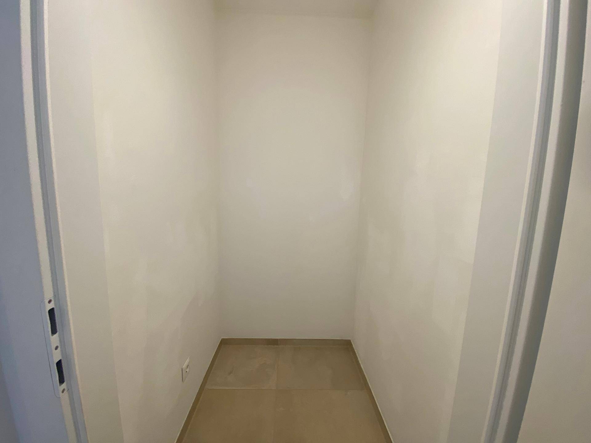 Praktischer Abstellraum mit Fliesenboden, ideal für zusätzlichen Stauraum im Haushalt.
