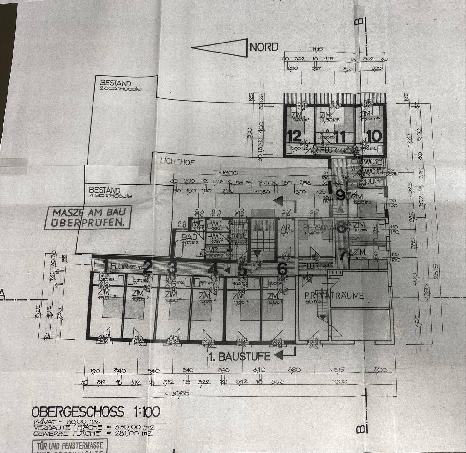 Grundriss des Obergeschosses mit mehreren Zimmern, Bädern und Fluren, inklusive Nordausrichtung.