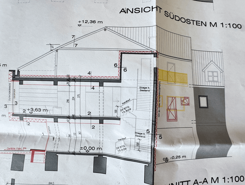 Architektonische Ansicht des Gebäudes mit Höhenangaben und Dachneigung.