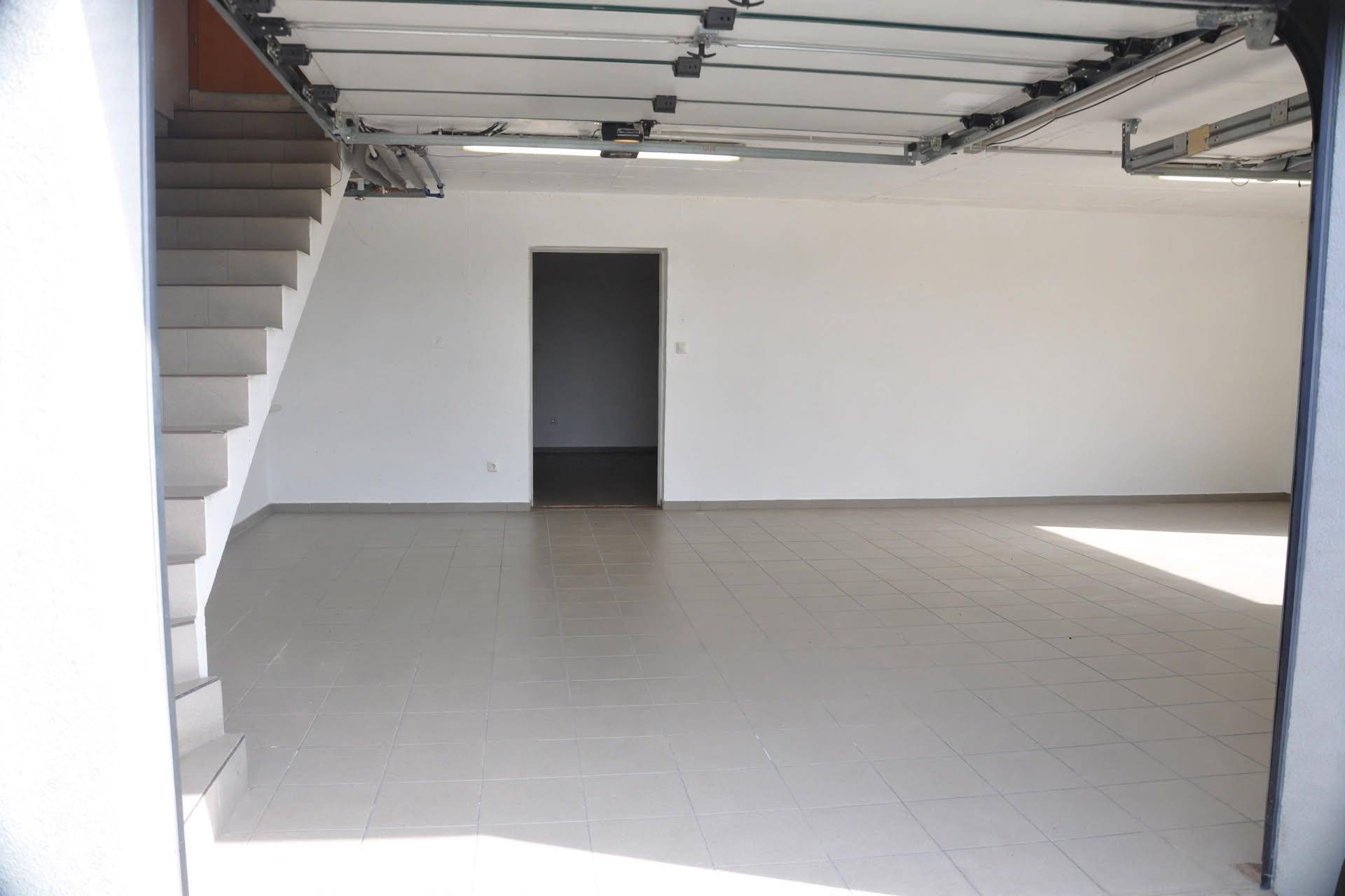 empty_sunlit_garage.jpg