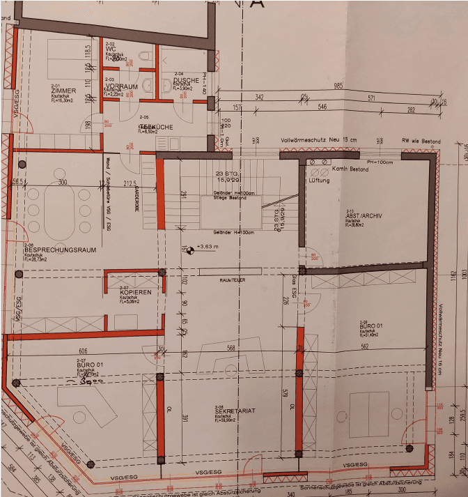 Detaillierter Grundrissplan mit Büroräumen, Besprechungszimmer, Küche und Sanitäranlagen, inklusive Kamin.