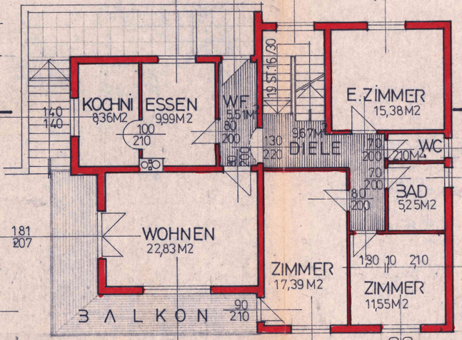 Grundriss des Obergeschosses mit Küche, Esszimmer, Wohnzimmer, drei Zimmern und Balkon.
