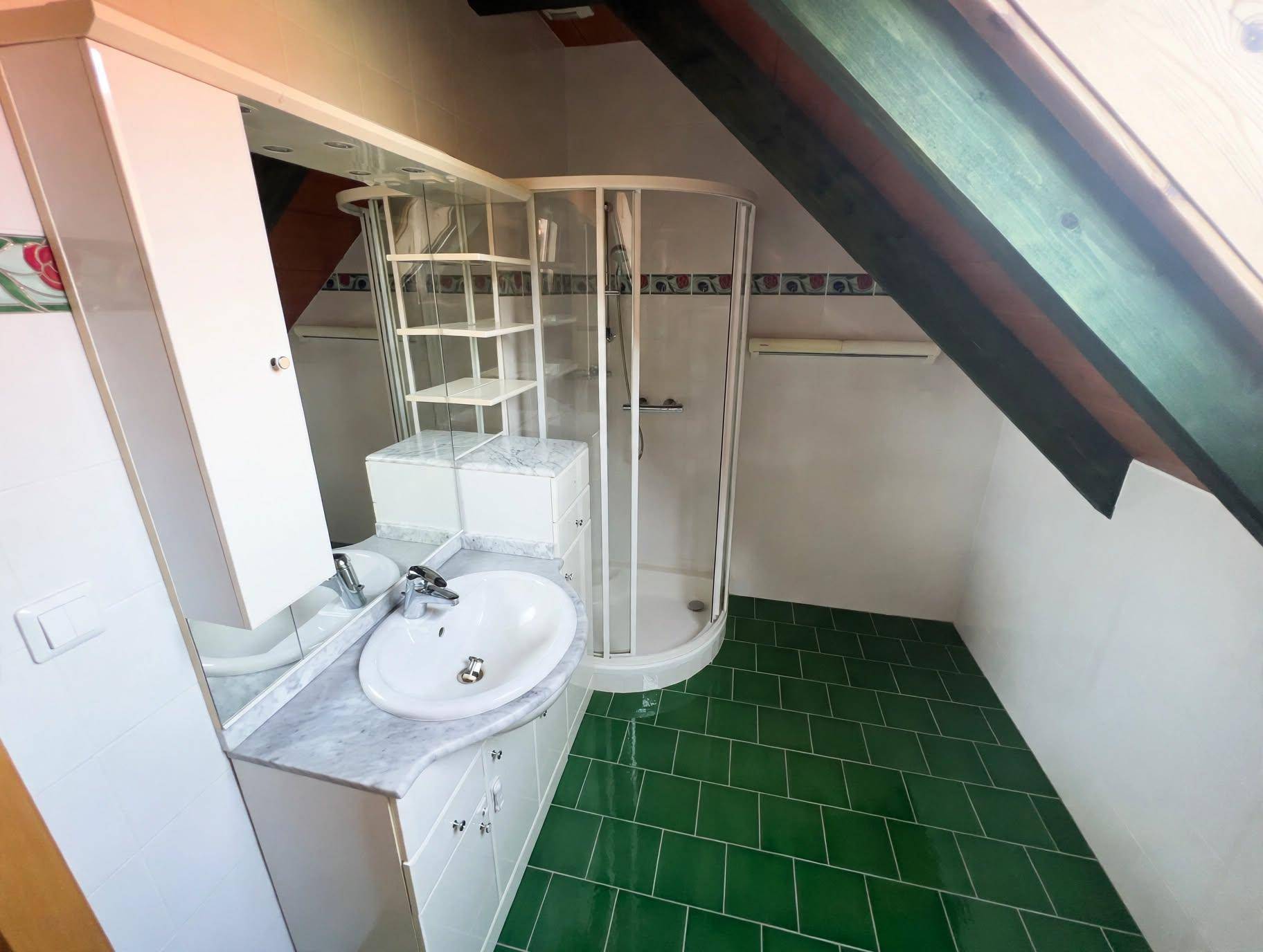 bright_bathroom_real_estate (1).jpg