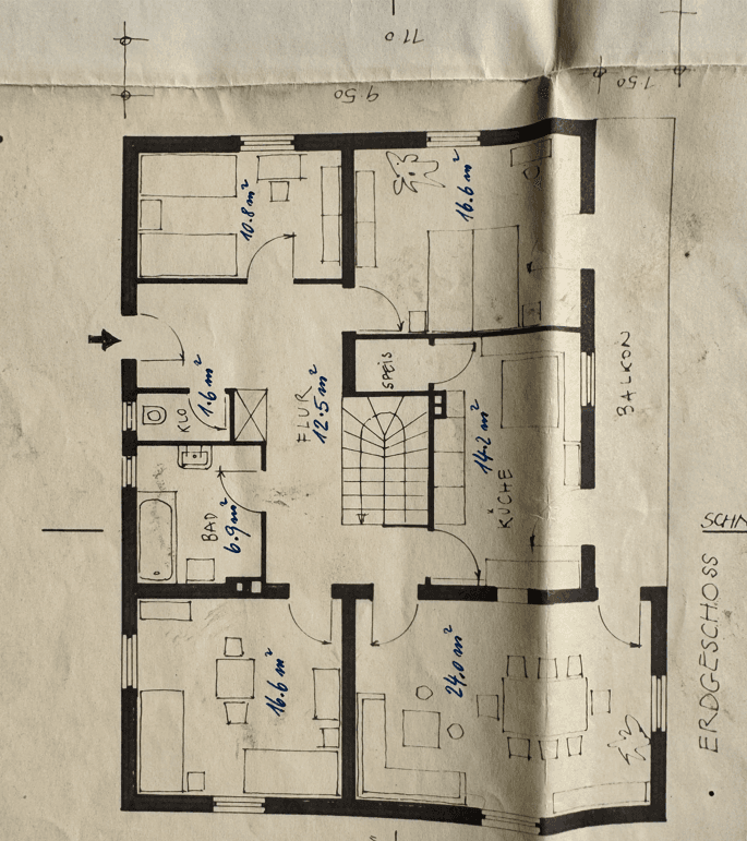 Handgezeichneter Grundriss des Erdgeschosses mit Küche, Bad, WC, Flur und mehreren Zimmern sowie Balkon.