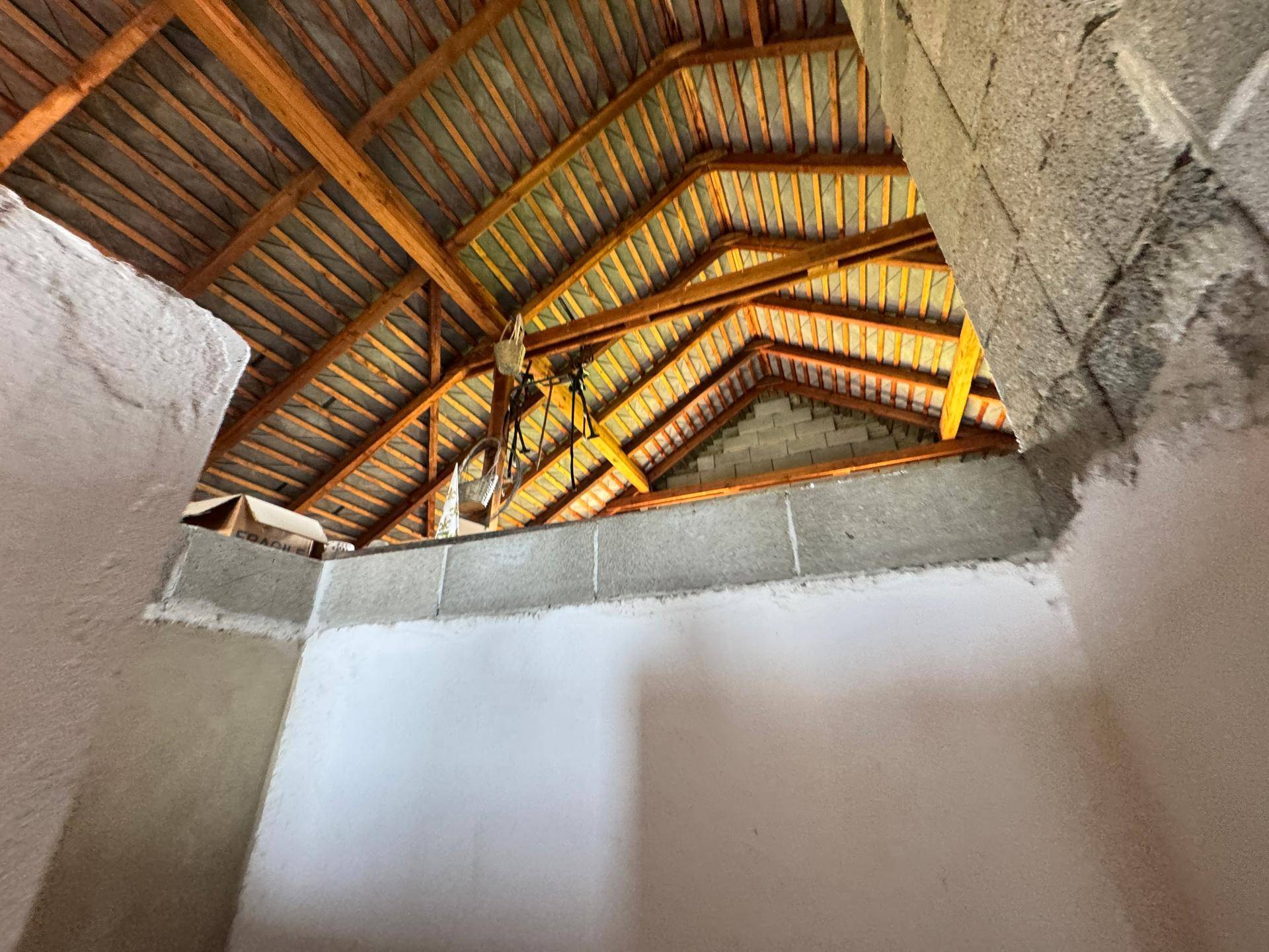 Unausgebauter Dachboden mit sichtbarer Holzkonstruktion und Dachschrägen, bereit für den Ausbau.