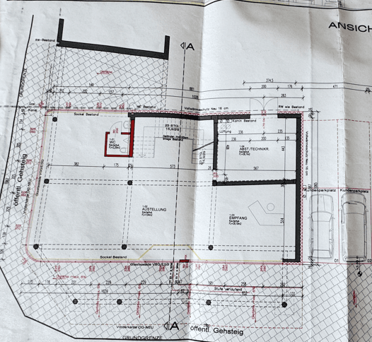 Grundriss des Erdgeschosses mit Ausstellungsfläche, Empfangsbereich und WC/Sauna.
