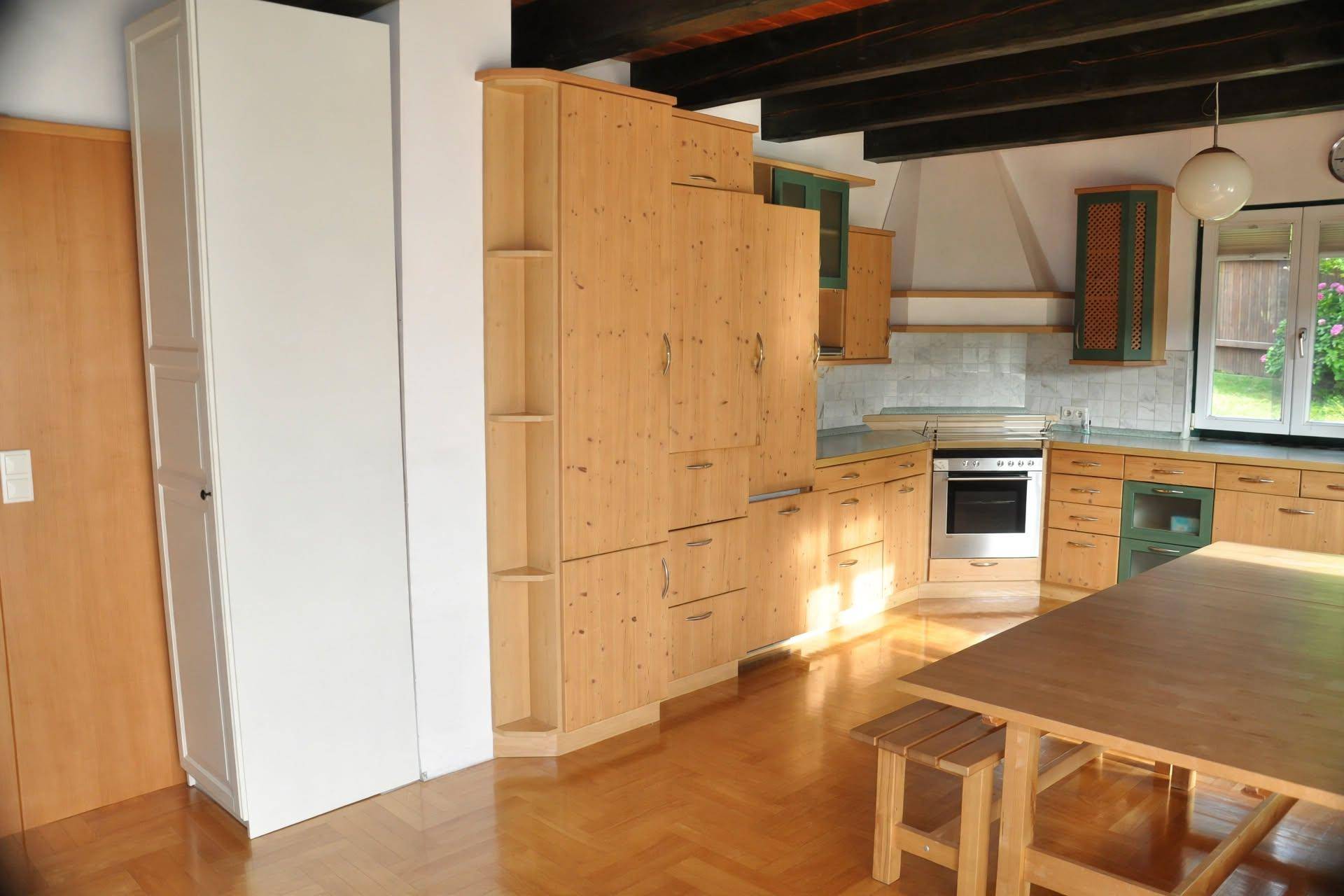 sunlit_modern_country_kitchen.jpg