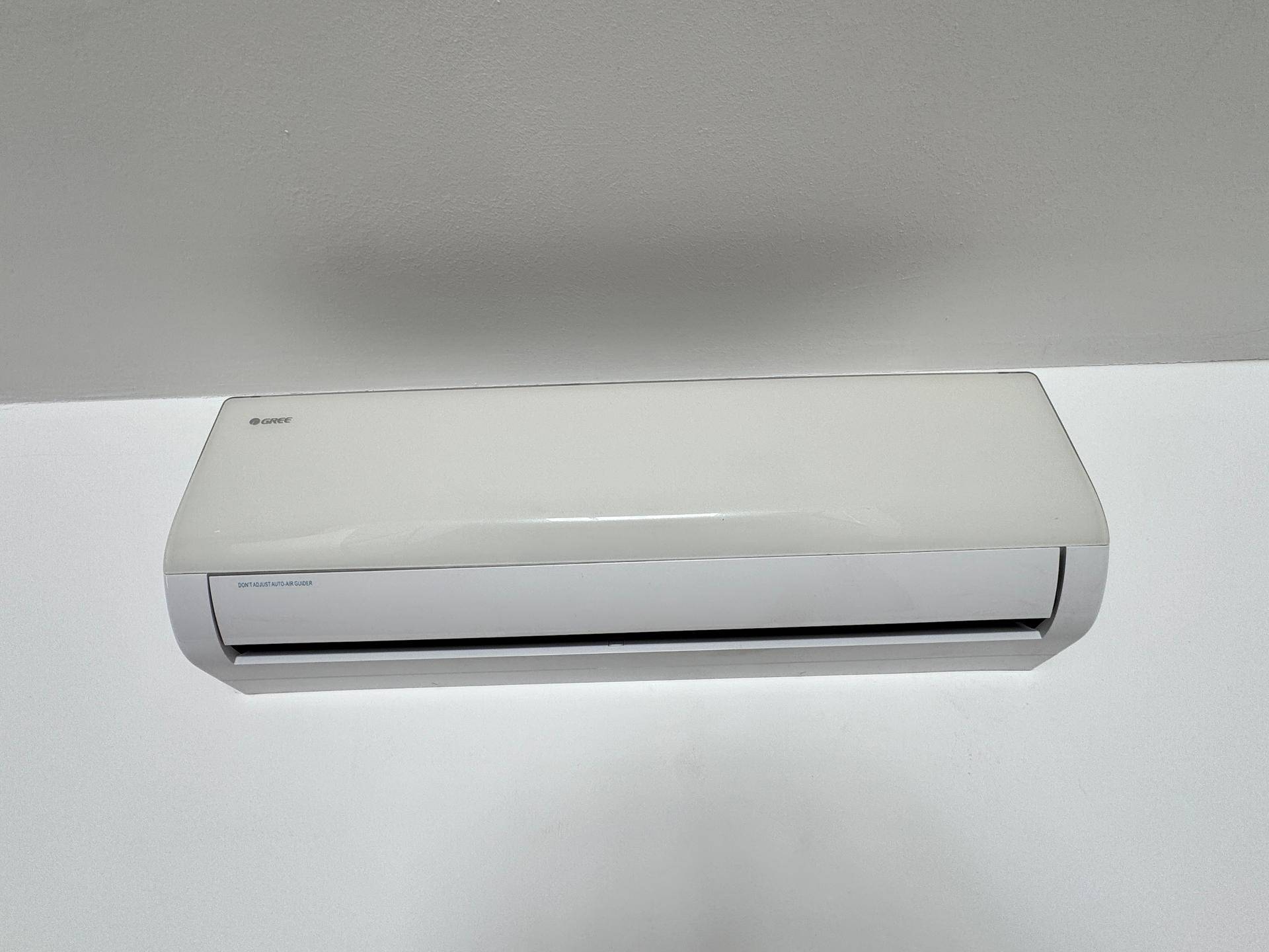 Eine moderne Klimaanlage an einer weißen Wand, sorgt für angenehme Raumtemperatur und Komfort.
