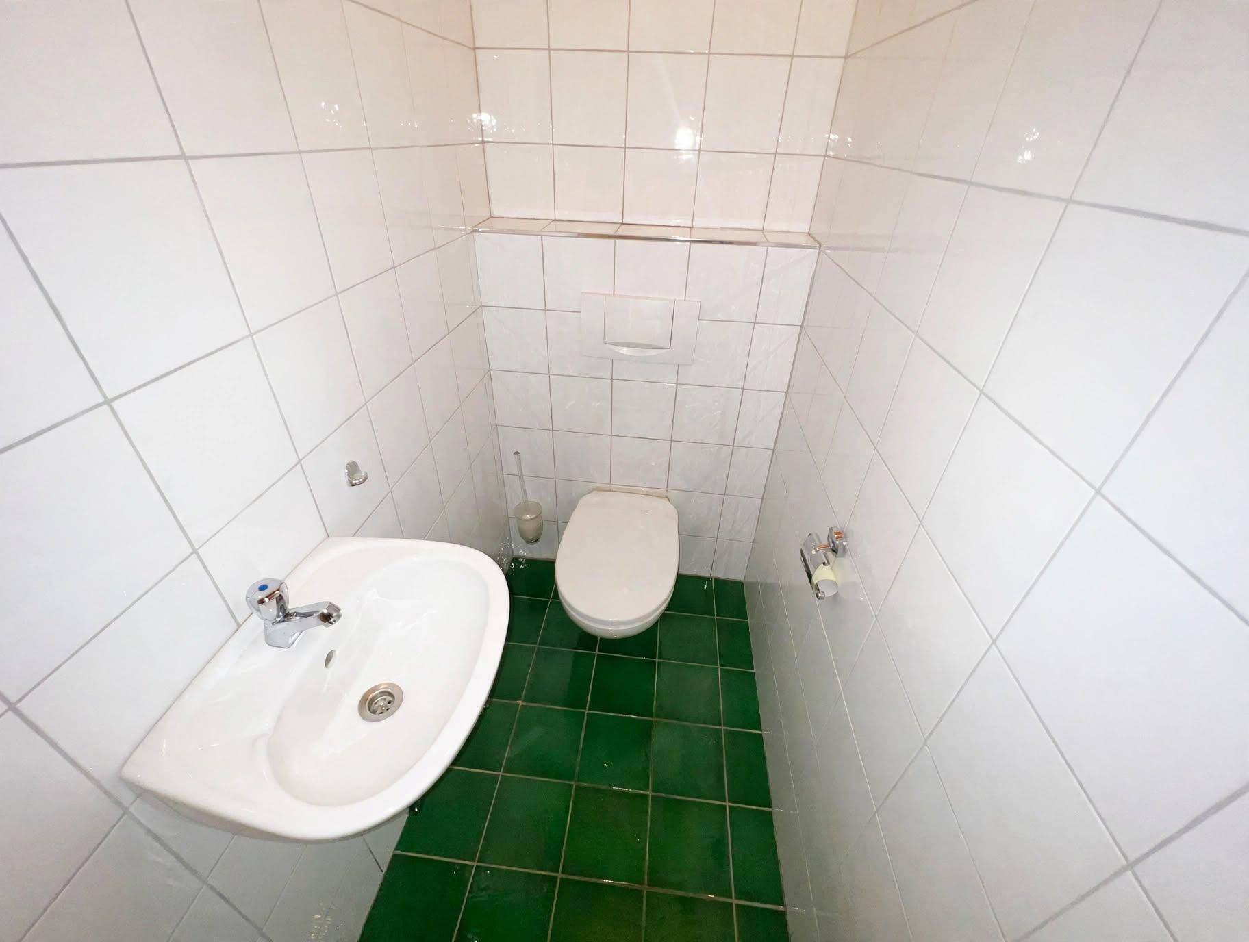 bright_bathroom_real_estate_1.jpg