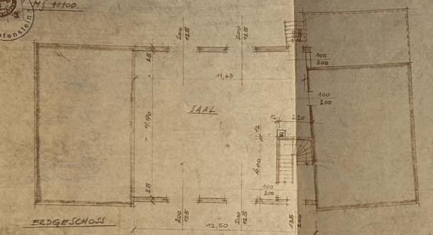 Historischer Grundriss des Erdgeschosses mit einem großen Saal und Treppenaufgang.