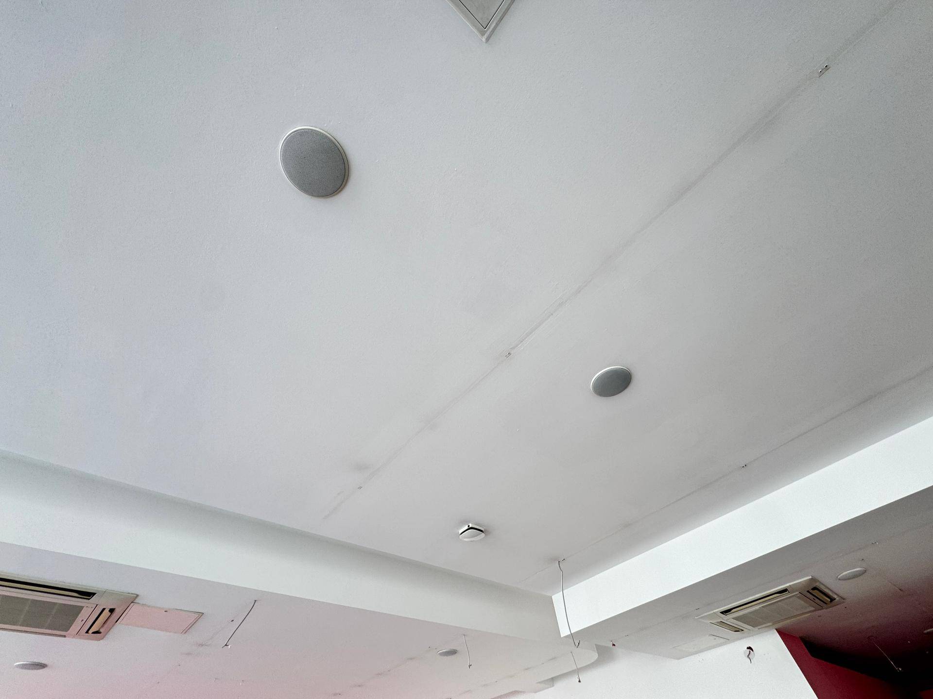 Decke des Ladenlokals mit integrierten Lautsprechern und Beleuchtungselementen.