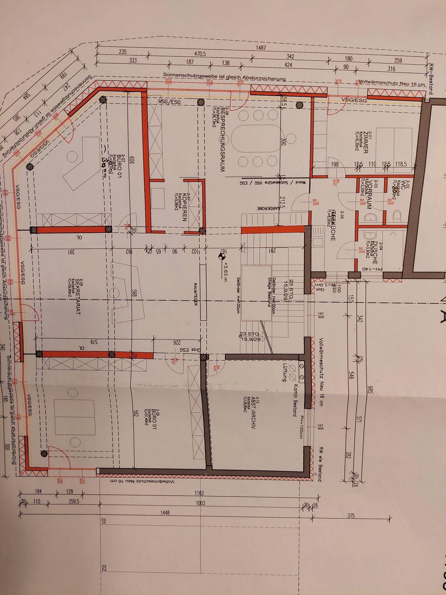 Grundriss des Obergeschosses mit mehreren Zimmern, Bad und Balkon, bietet flexible Raumaufteilung und Komfort.