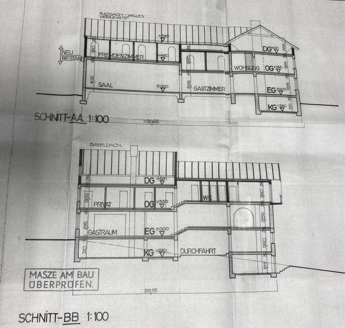 Architektonische Schnitte des Gebäudes, die verschiedene Stockwerke und Dachformen detailliert zeigen.
