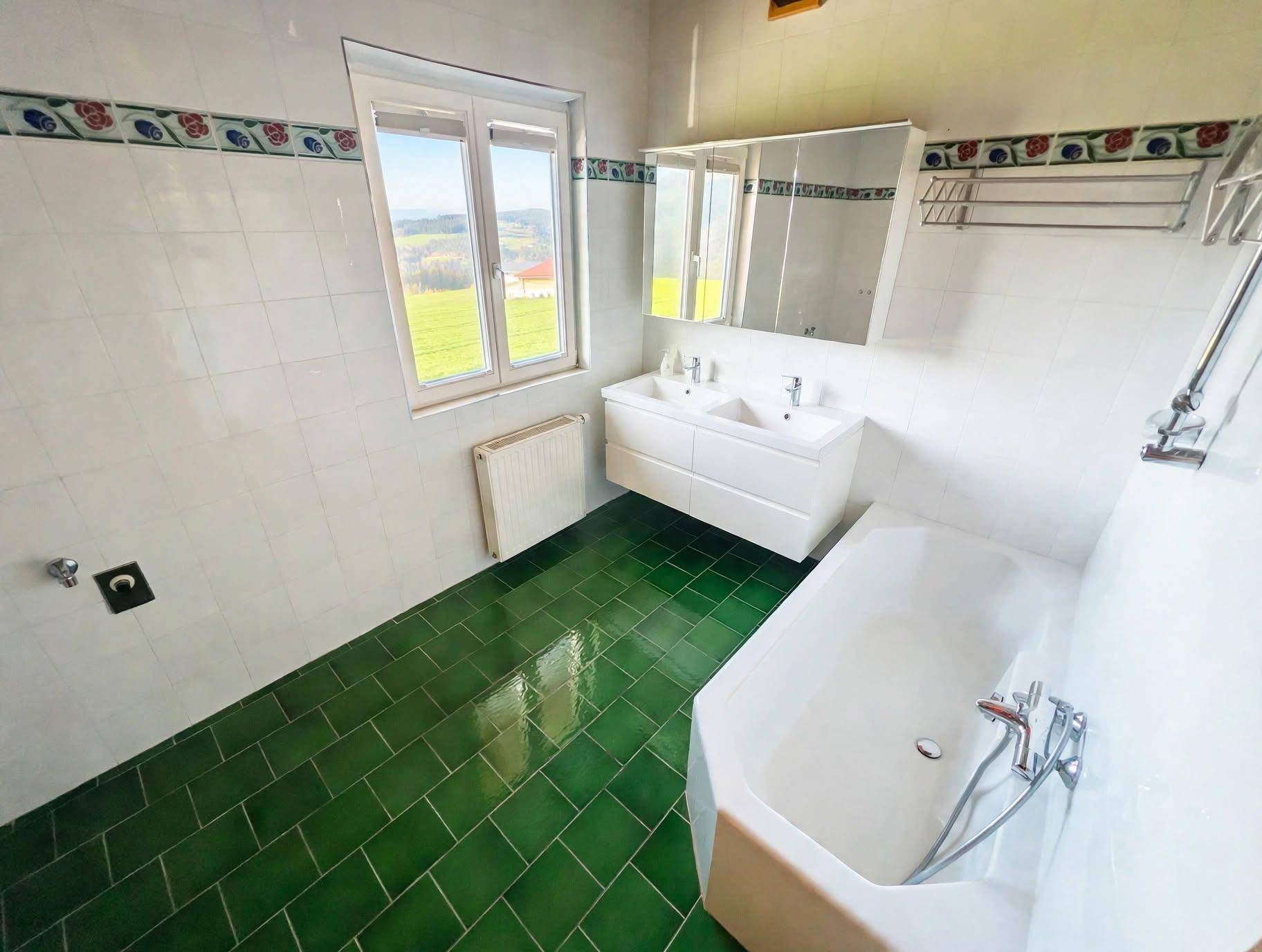 luxury_bathroom_daylight.jpg