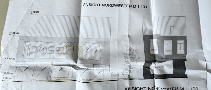 Ansicht des Gebäudes von Nordwesten und Nordosten, zeigt Fassadengestaltung und Fensteranordnung der Immobilie.