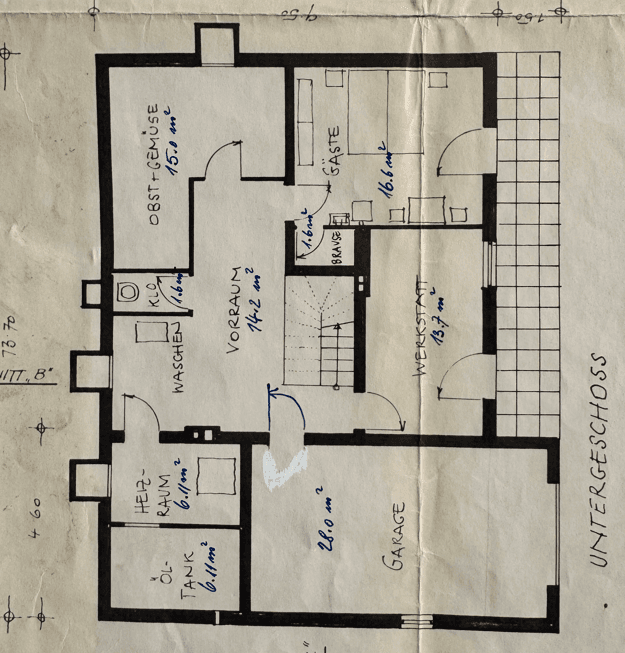 Handgezeichneter Grundriss des Untergeschosses mit Garage, Werkstatt, Waschküche und weiteren Räumen.