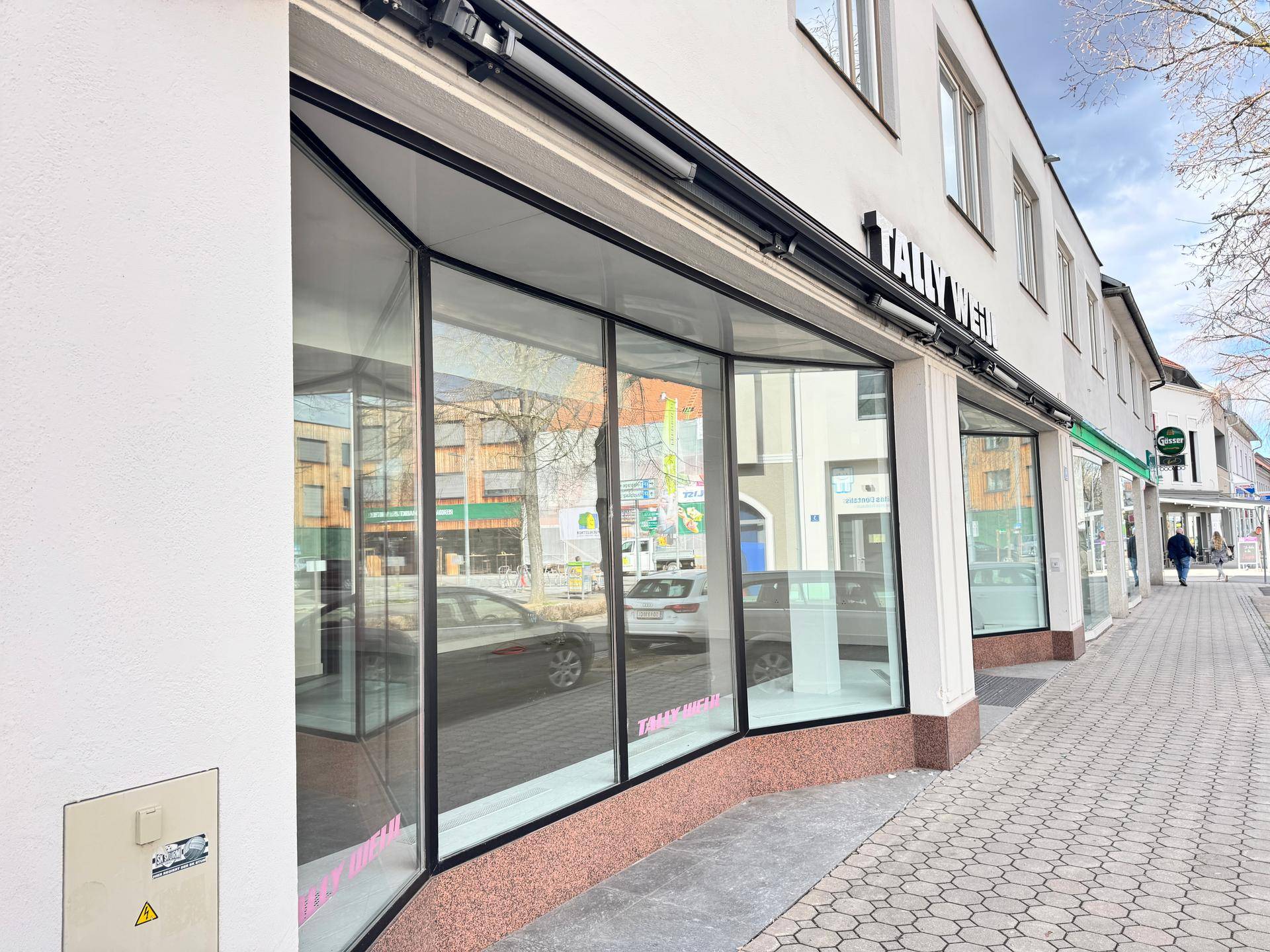 Fassade des Geschäftsgebäudes mit großen Schaufenstern und Blick auf die Straße.