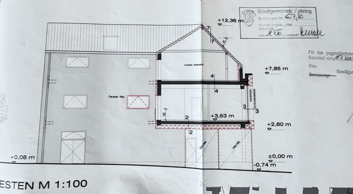 Seitenansicht des Gebäudes mit Maßangaben und Fensterpositionen.
