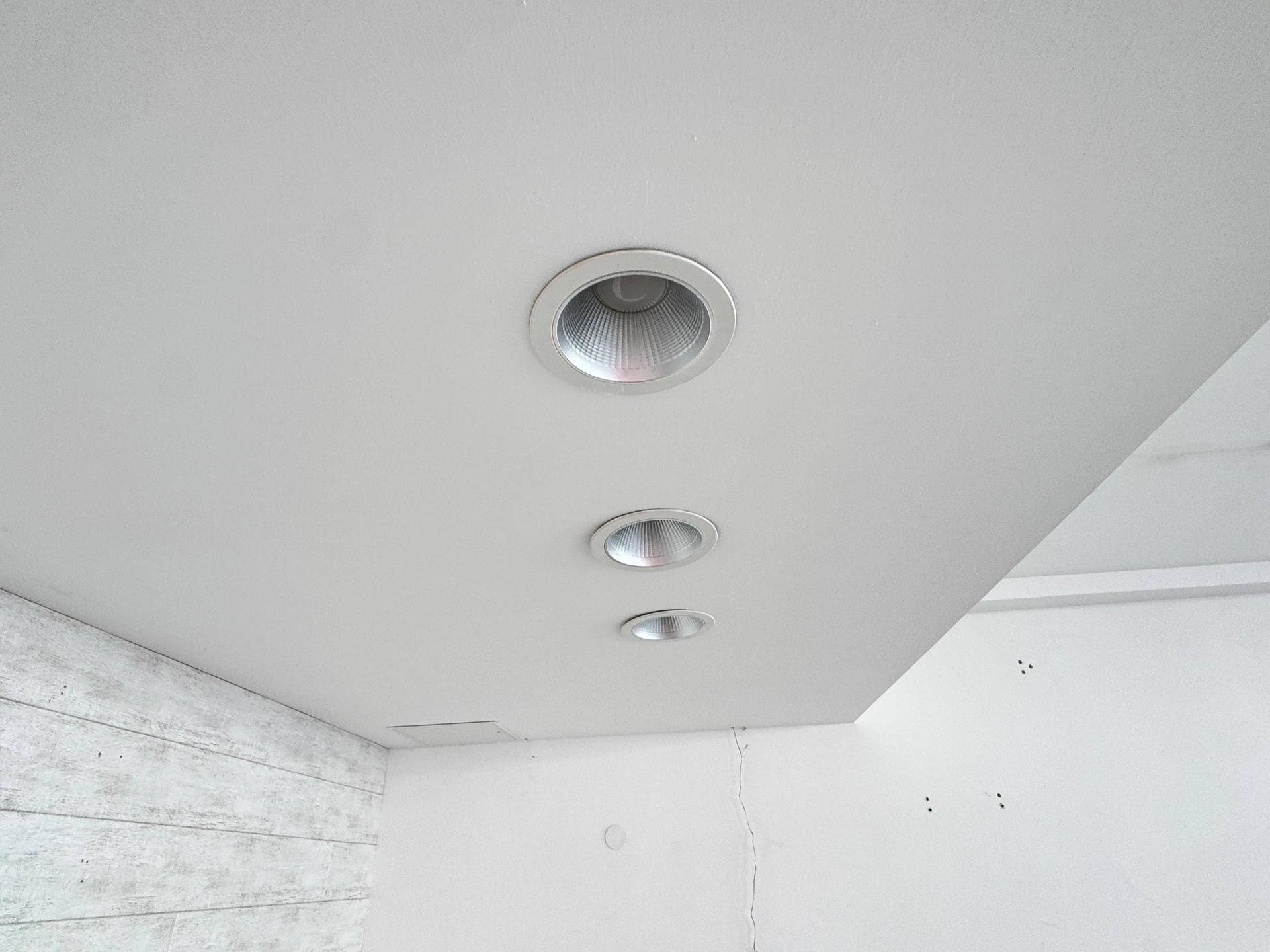 Decke mit modernen Einbaustrahlern für helle Ausleuchtung des Raumes.