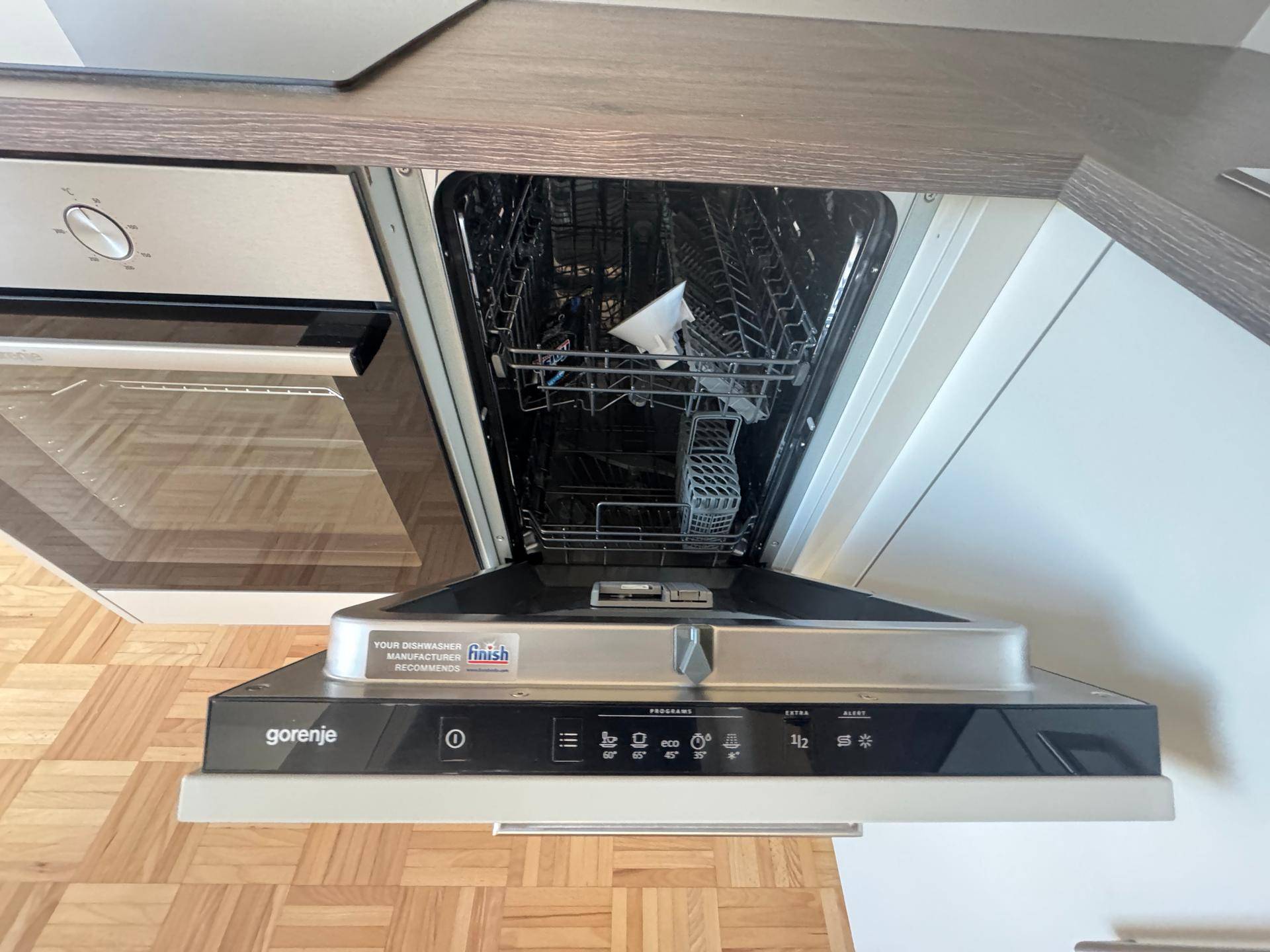 Eingebauter Geschirrspüler der Marke Gorenje in einer modernen Küche.