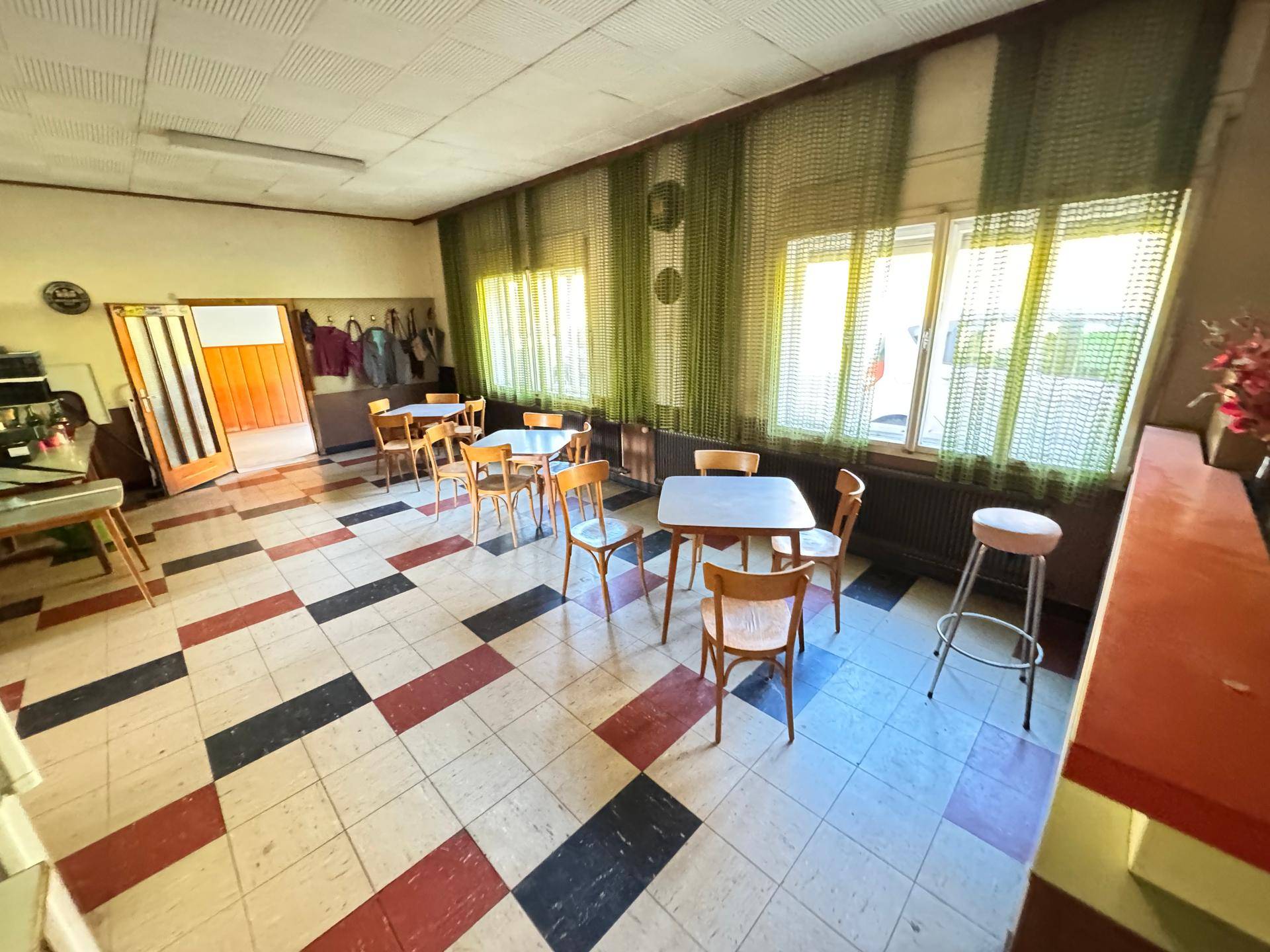 Einfamilienhaus mit Gastronomie- und Gewerbeflächen – vielseitiges Anwesen in Kapfenstein - Mehr