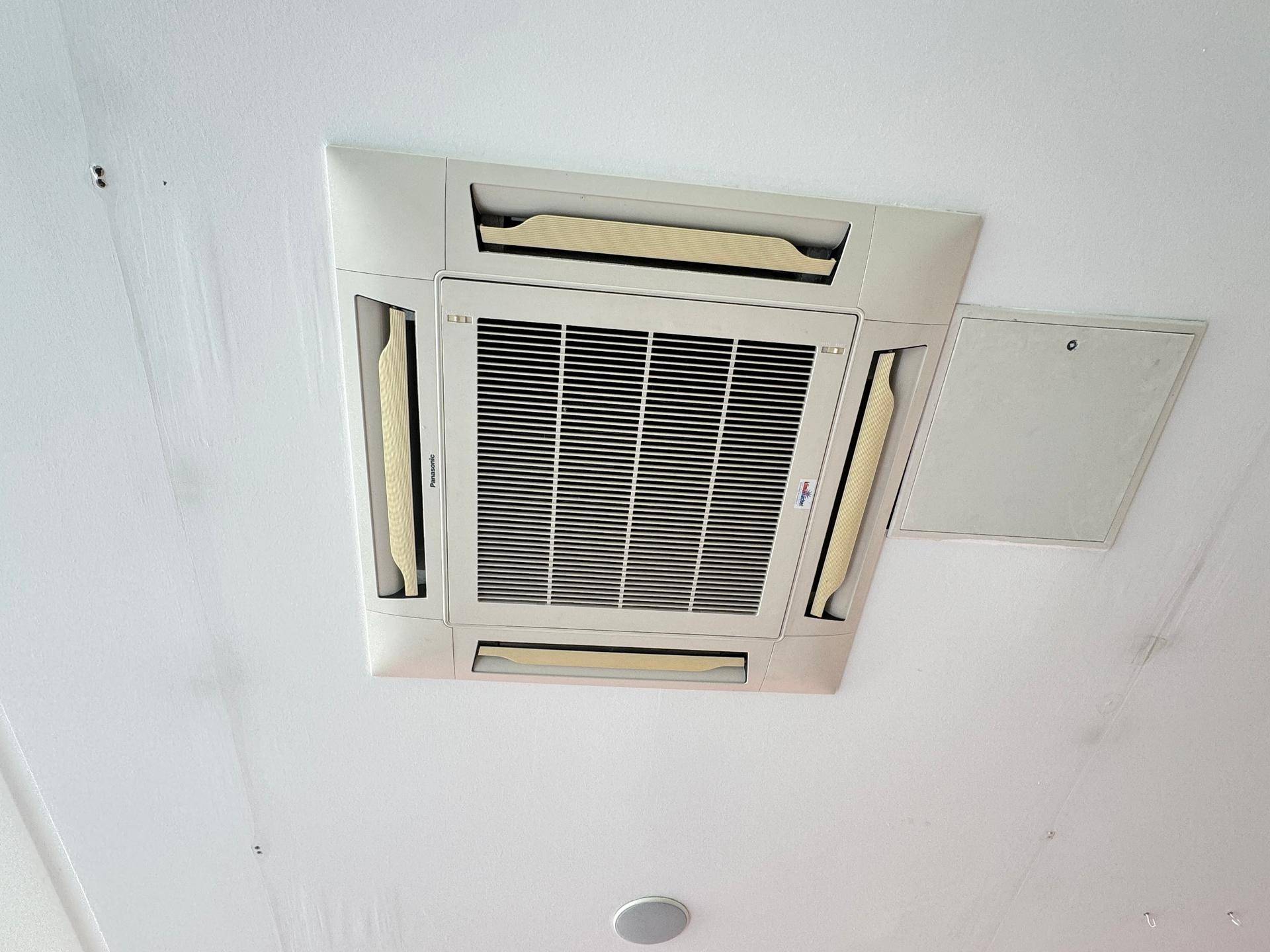 Deckenintegrierte Klimaanlage zur Temperaturregulierung im Verkaufsraum.