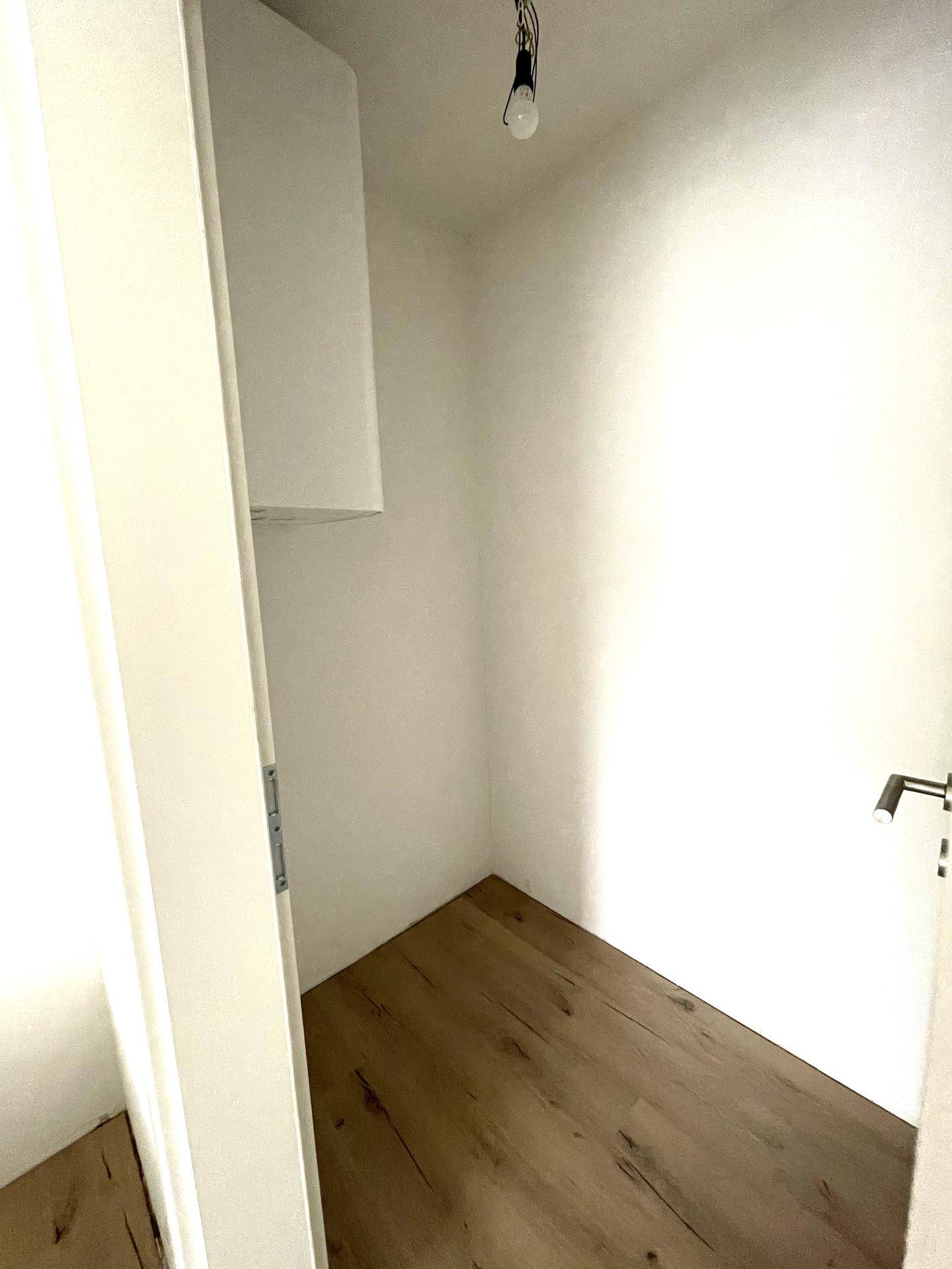 Praktischer Abstellraum mit hellem Laminatboden, bietet zusätzlichen Stauraum für den Haushalt.