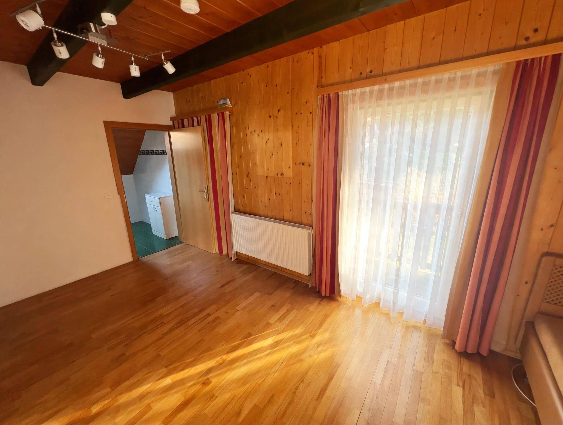 sunlit_real_estate_room_1.jpg