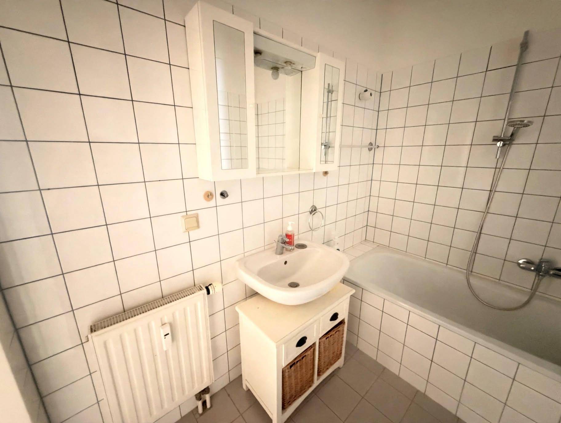 clean_white_sink_bathroom.jpg